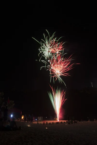 Feliz Ano Novo 2016 fogos de artifício coloridos no céu noturno — Fotografia de Stock