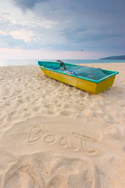 書き込み用の砂の記号が付いている浜に小型ボート — ストック写真