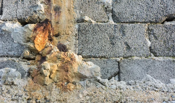 Manchas de óxido y ladrillos en la pared vieja, textura Fondo —  Fotos de Stock