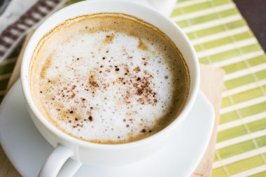 Bir fincan kahve ya da ahşap masa, yumuşak tonlu, focu sıcak kahve