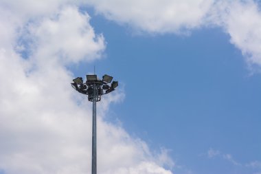 bulutlar ve mavi gökyüzü arka plan ile sokak lambası