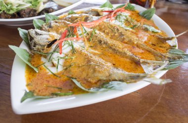  Uskumru köri ile Hindistan cevizi sütünden yapılan biber.