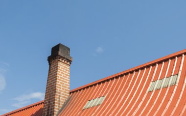 Bacalı çatı kiremitleri, mavi gökyüzü arka plan üzerinde turuncu