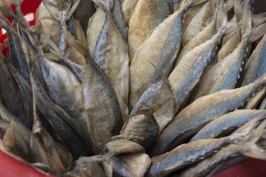 Bir sepet içinde kurumuş Tuzlu uskumru.