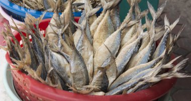 Bir sepet içinde kurumuş Tuzlu uskumru.