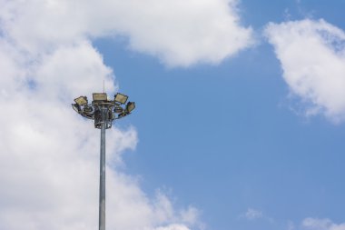 bulutlar ve mavi gökyüzü arka plan ile sokak lambası