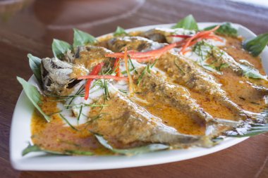  Uskumru köri ile Hindistan cevizi sütünden yapılan biber.