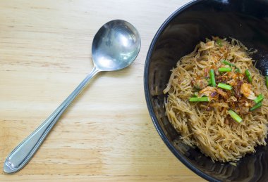 Tay tarzı erişte ve kızarmış sarımsak, domuz eti ile Pırasa Çorbası f kemik