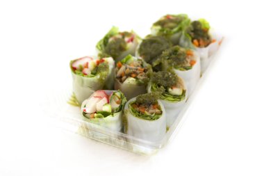 Taze sebze pirinç levha rulo için sağlıklı deniz ürünleri sos ile 