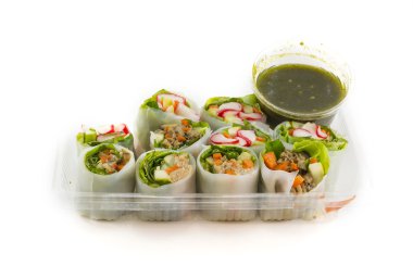 Taze sebze pirinç levha rulo için sağlıklı deniz ürünleri sos ile 