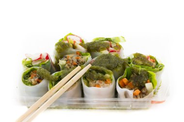 Taze sebze pirinç levha rulo için sağlıklı deniz ürünleri sos ile 