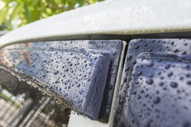 Yağmur damlaları araba ve cam kadar kapatın 