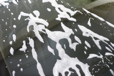 sabun köpüğü araba penceresinde önce oto yıkama