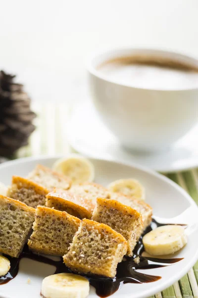 Bananenkuchen mit heißem Kaffee, Fokus auf Bananenkuchen — Stockfoto