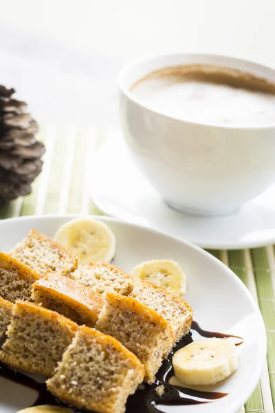 Bolo de bananas com café quente, foco no bolo de banan — Fotografia de Stock