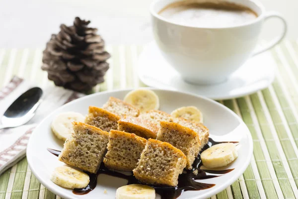 Bananenkuchen mit heißem Kaffee, Fokus auf Bananenkuchen — Stockfoto