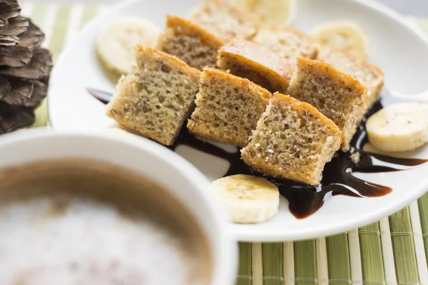 Bananenkuchen mit heißem Kaffee, Fokus auf Bananenkuchen — Stockfoto