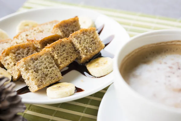 Bananenkuchen mit heißem Kaffee, Fokus auf Bananenkuchen — Stockfoto
