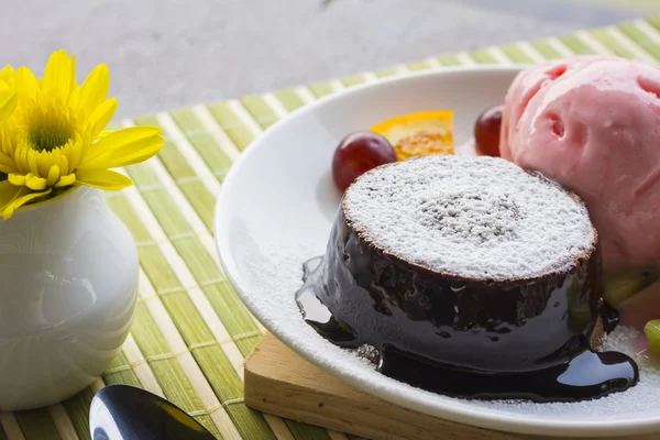 Taze meyve ve çilek buz cre ile Çikolatalı puding Served