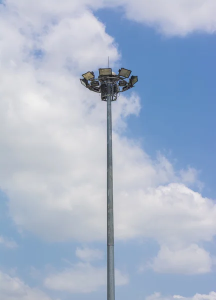 Lampy uliczne z chmury i niebo niebieskie tło — Zdjęcie stockowe