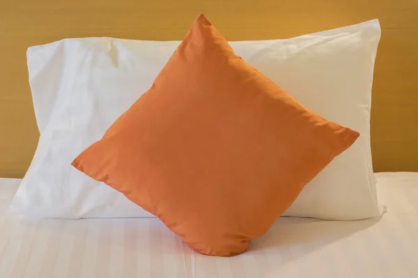 Lüks Oda yatakta turuncu yastık