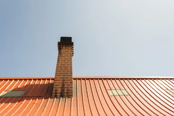 Bacalı çatı kiremitleri, mavi gökyüzü arka plan üzerinde turuncu