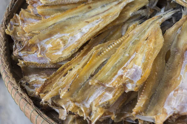 Bir sepet içinde kurumuş Tuzlu uskumru.