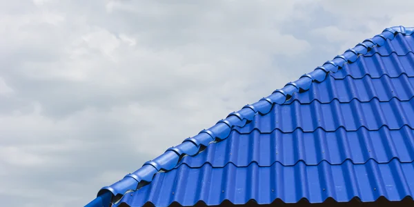 A textura do telhado padrão azul com fundo céu — Fotografia de Stock