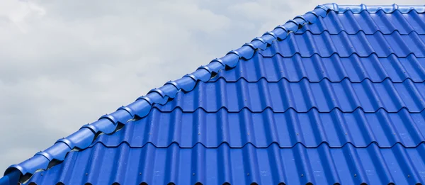 La textura del techo patrón azul con el fondo del cielo —  Fotos de Stock
