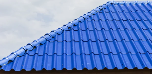La texture del tetto modello blu con sfondo cielo — Foto Stock