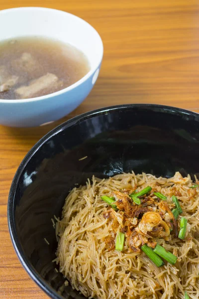 Fideos estilo tailandés y ajo frito, puerros con sopa de cerdo —  Fotos de Stock