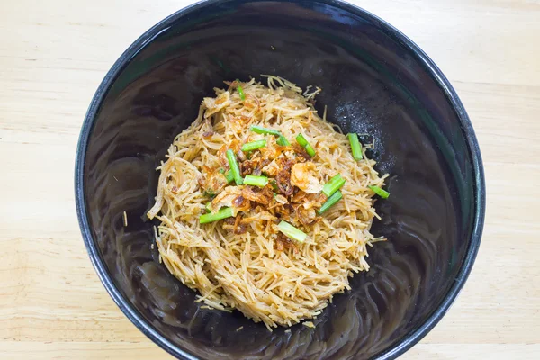 Ταϊλανδέζικο στιλ noodles και τηγανισμένο σκόρδο, πράσα με χοιρινό των οστών σούπα f — Φωτογραφία Αρχείου