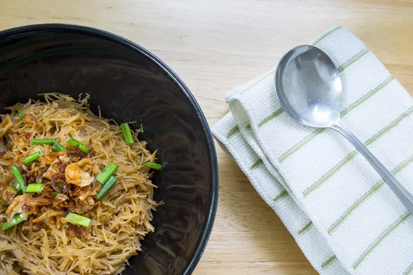 Ταϊλανδέζικο στιλ noodles και τηγανισμένο σκόρδο, πράσα με χοιρινό των οστών σούπα f — Φωτογραφία Αρχείου