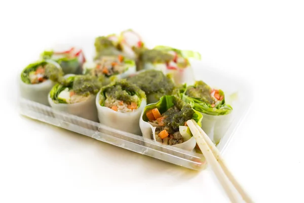 Rouleaux de feuilles de riz aux légumes frais pour une bonne santé avec de la sauce aux fruits de mer — Photo