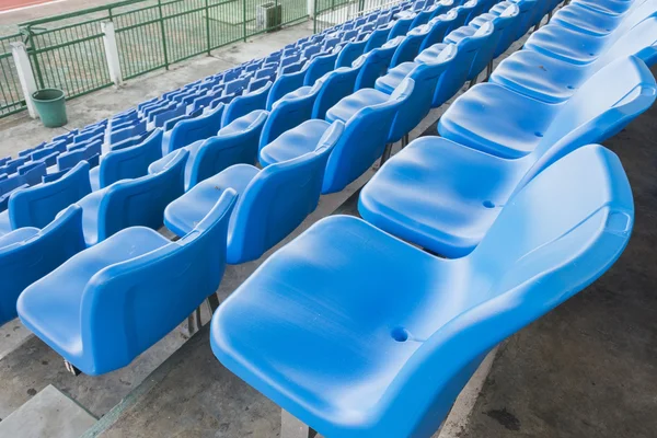 Lege blauwe stoelen of stoel rijen in stadion — Stockfoto