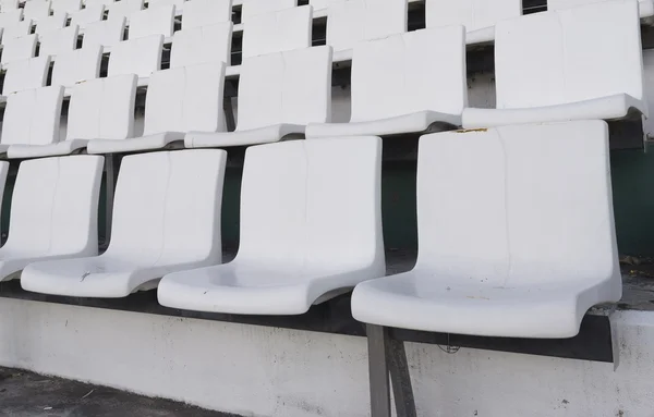 Viejos asientos vacíos o filas de sillas en el estadio —  Fotos de Stock
