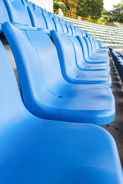 Lege blauwe stoelen of stoel rijen in stadion — Stockfoto