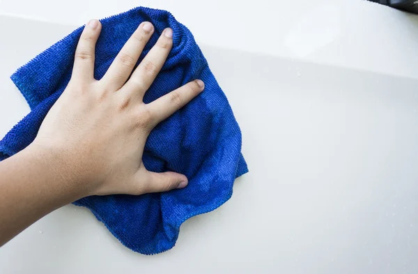 Mão com carro de limpeza de pano de microfibra azul — Fotografia de Stock