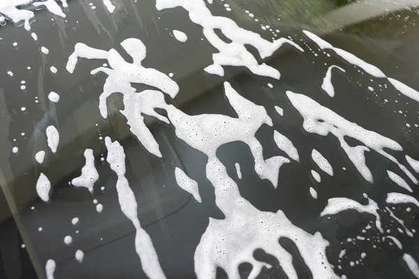 sabun köpüğü araba penceresinde önce oto yıkama