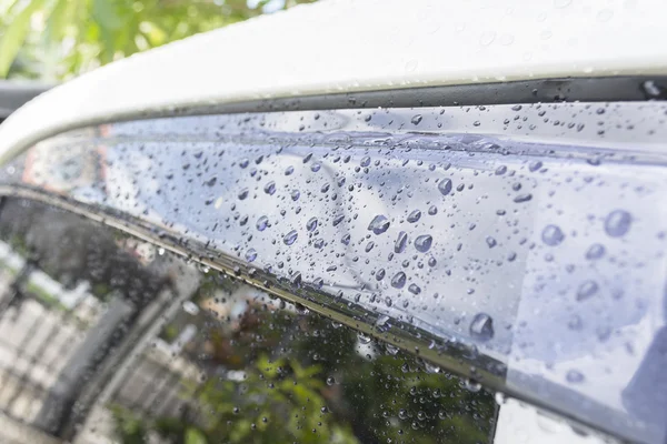 Regentropfen auf Auto und Glas schließen — Stockfoto