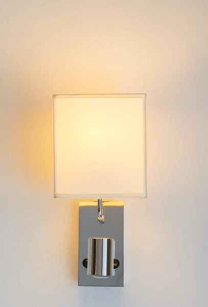 Lâmpada de parede moderna nas paredes em um quarto de luxo . — Fotografia de Stock