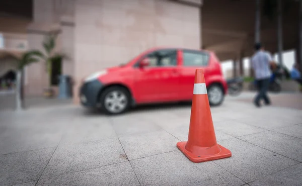 Clouse-up a traffic cone on the road with blur background — Stock Photo, Image