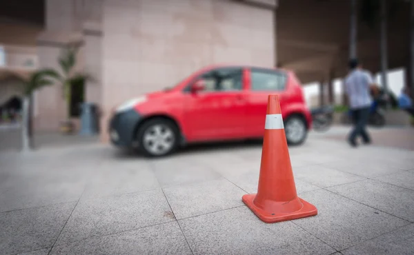 Clouse 向上与道路上的交通锥模糊背景 — 图库照片