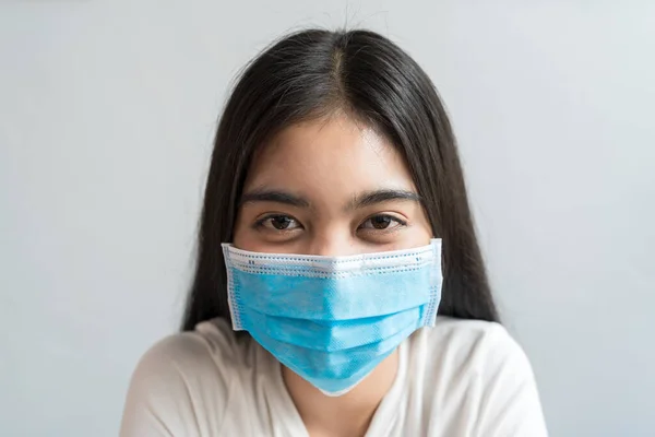 Nahaufnahme Gesicht Der Asiatischen Sind Trägt Eine Gesundheitsmaske Und Lächelt — Stockfoto