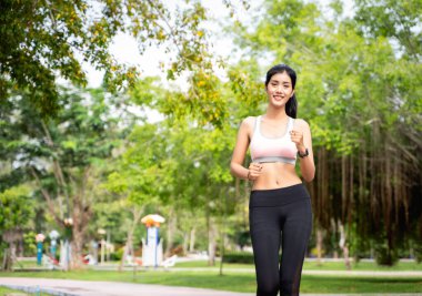 Asyalı kadınlar spor ve parkta koşu için kostüm giyiyorlar, Asyalı kadınlar kilo vermek için maraton ya da kardiyo antrenmanı yapıyorlar ve park geçmişi olan sağlıklı bir konsept kullanıyorlar.