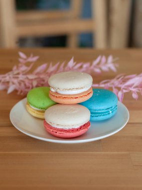 Farklı aromalı dört taze badem kurabiyesi.