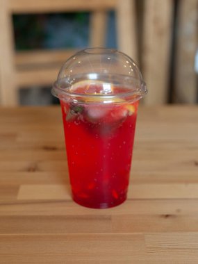 Limon ve nane dilimli soğuk limonata.