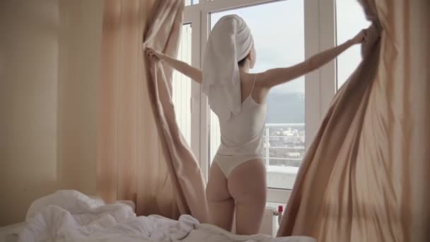 Ung Kvinna Med Handduk Huvudet Kliver Sängen Och Går Fram — Stockvideo
