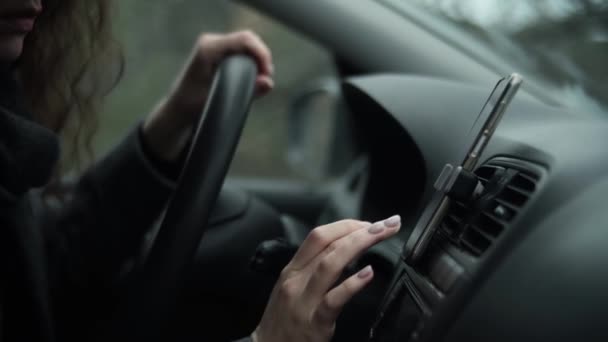 Usar Telemóvel Num Carro Menina Senta Assento Motorista Com Dedo — Vídeo de Stock