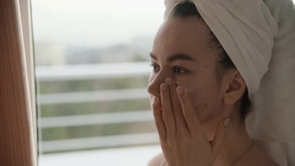 Beyaz Havluyla Cildinde Sorun Olan Genç Bir Kız Yüz Derisine — Stok video